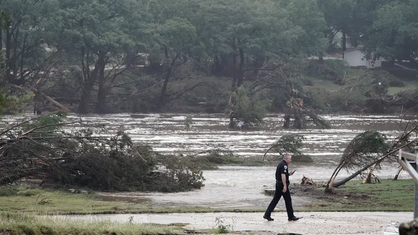 epa12219258 Search and Rescue teams continue working around the clock following flash flooding on the Guadalupe River in Kerr County, in Kerrville, Texas, USA, 05 July 2025. Early 04 July, floodwaters swept through a summer camp and nearby homes, killing at least two dozen people, with dozens of campers still unaccounted for. EPA/DUSTIN SAFRANEK