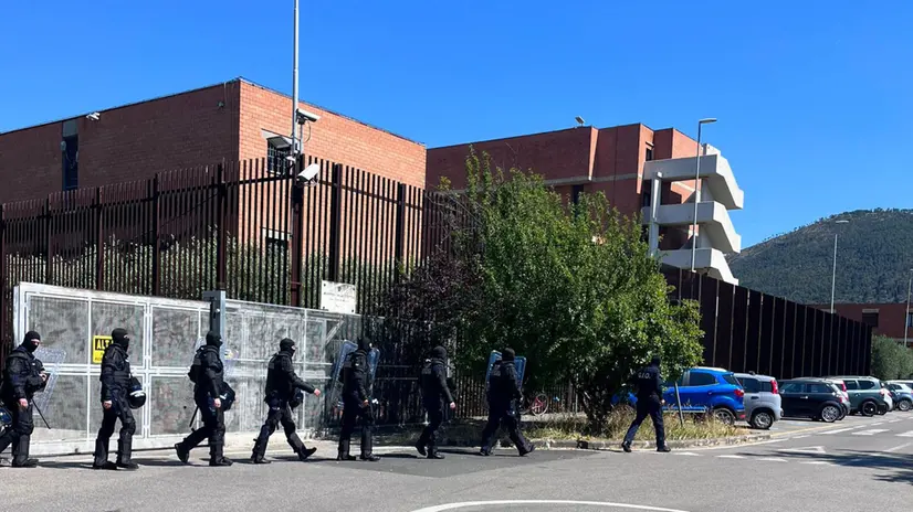 Agenti antisommossa al carcere di Prato (ved. notizia)