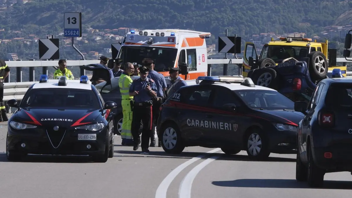 Scontro fra due auto all'alba, morta una donna nel Pavese | Giornale di ...