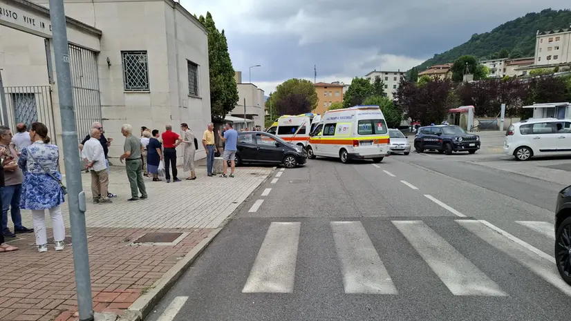 L'incidente a Lumezzane fuori dal cimitero - © www.giornaledibrescia.it