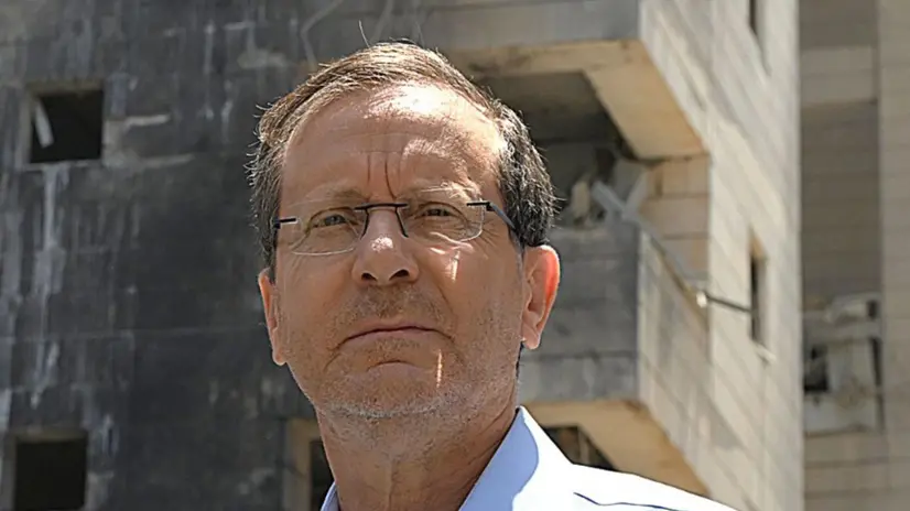 Il presidente israeliano Isaac Herzog in visita a Petah Tikva, dove un missile ha colpito un edificio uccidendo 4 civili, 16 giugno 2025. ANSA/ UFFICIO STAMPA ++HO - NO SALES EDITORIAL USE ONLY++ NPK+