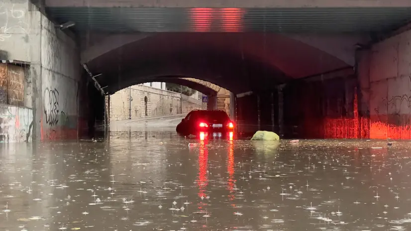 Un'auto rimasta bloccata nel sottopasso di via Corsica a Brescia - Foto d'archivio Ansa © www.giornaledibrescia.it