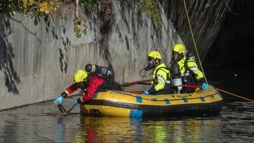 Cadavere recuperato dai Vigili Del Fuoco nel alveo del Fiume Lambro, Polizia Di Stato e Vigli Del fuoco sul posto, Milano, 26Novembre 2023, Ansa/Andrea Fasani