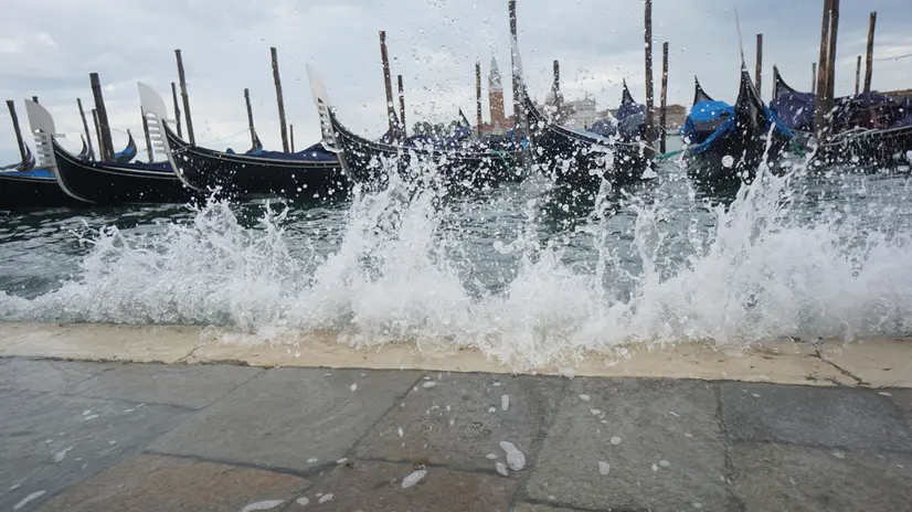 L’ alta marea allaga il molo di San Marco, mentre le gondole restano agli ormeggi per il maltempo, Venezia 5 settembre 2024. ANSA/ANDREA MEROLA