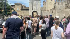 Turisti a Sirmione - © www.giornaledibrescia.it