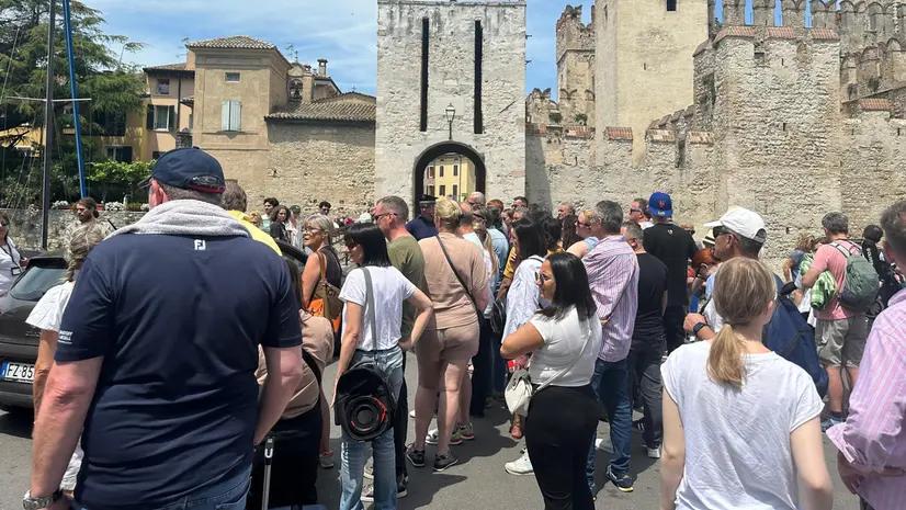 Turisti a Sirmione - © www.giornaledibrescia.it