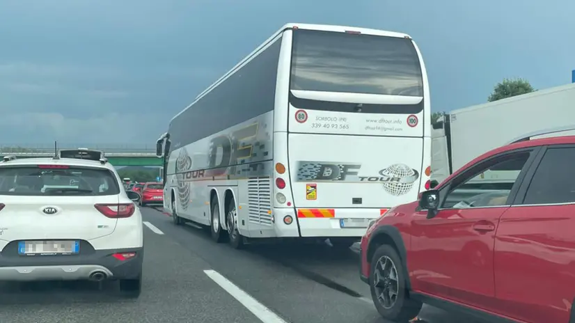 Coda sulla bretella autostradale Ivrea-Santhià di raccordo tra la A5 Torino-Aosta e la A4 Torino-Milano (foto di Chicco Marcoz)