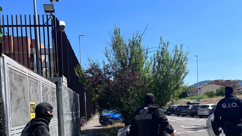 Agenti antisommossa al carcere di Prato (ved. notizia)