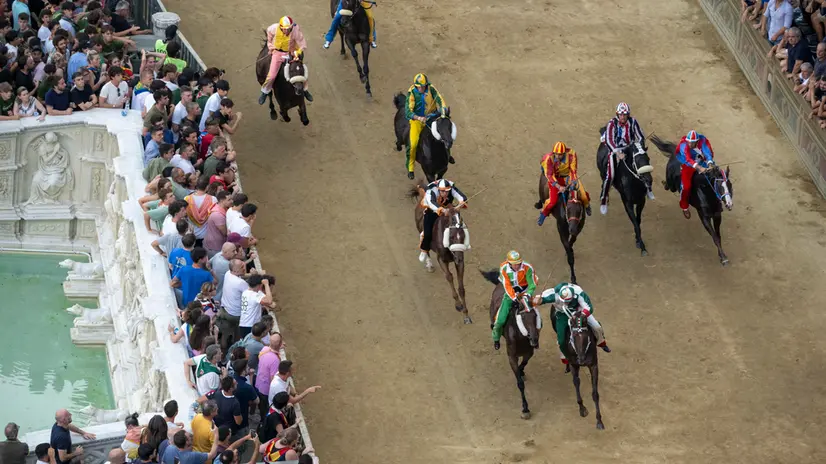 epa12213763 Jockeys take part in the historical horse race 'Palio di Siena' on Piazza del Campo in Siena, Italy, 03 July 2024. The traditional horse races between 17 Siena city districts, postponed due to rain, was scheduled to take place on 02 July as the 'Palio di Provenzano' on the holiday of the Madonna of Provenzano and on 16 August 2025 as the 'Palio dell'Assunta' on the holiday of the Virgin Mary. EPA/CLAUDIO GIOVANNINI
