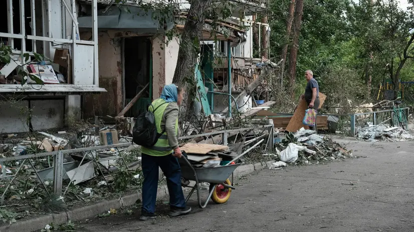 epa12183991 Residents clear debris following a Russian shelling on a residential area in Sviatohirsk, Ukraine, 18 June 2025. At least five people were hospitalized with various injuries following the overnight strike carried out with S-300 surface-to-air missiles, according to the Donetsk Regional Prosecutor's Office. EPA/MARIA SENOVILLA