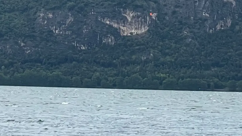 Il tratto di lago dove si stanno svolgendo le ricerche - © www.giornaledibrescia.it