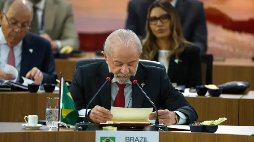 epa12220973 Brazilian President Luiz Inacio Lula da Silva (C) attends the opening of the BRICS summit in Rio de Janeiro, Brazil, 06 July 2025. The BRICS began their first summit on 06 July in Rio de Janeiro since the forum expanded from five to eleven members, amid tensions generated by the trade war unleashed by US President Donald Trump and the conflicts in the Middle East and Ukraine. EPA/ANTONIO LACERDA