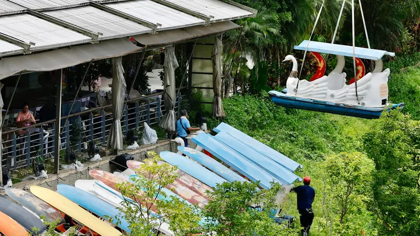 epa12219447 Taiwanese workers remove boats and platforms in anticipation of Typhoon Danas at the riverside in New Taipei City, Taiwan, 06 July 2025. Typhoon Danas is heading north-northeast, bringing strong winds and heavy rain to Taiwan. Early today, it was approximately 280 kilometers south of Penghu, with wind speeds reaching 101 kilometers per hour. Its outer bands are generating rainstorms, with some areas, such as Taitung, Pingtung, and Kaohsiung, experiencing severe rainfall. EPA/RITCHIE B. TONGO