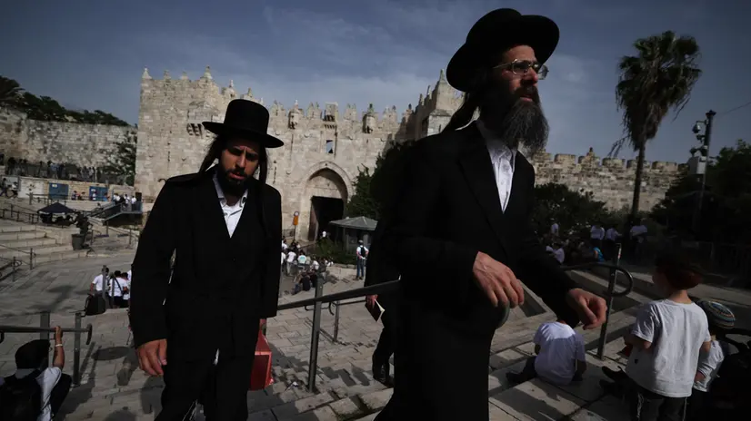 epa12137001 Right-wing Israelis gather before the Damascus Gate during the Israeli 'Flag March' in the Old City of Jerusalem, 26 May 2025. The annual right-wing Israeli 'Flag March' commemorates the establishment of Israeli control over the Old City of Jerusalem after the six-day war in 1967. Celebrating Jerusalem Day has long been viewed by Palestinians as a provocation. EPA/ATEF SAFADI