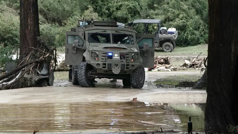 epa12221131 Kerr County Sheriffs cross the Guadalupe River near Hunt, Texas, USA, 06 July 2025. At least 59 people have been killed after floodwaters swept through a summer camp and nearby homes on early 04 July. EPA/DUSTIN SAFRANEK
