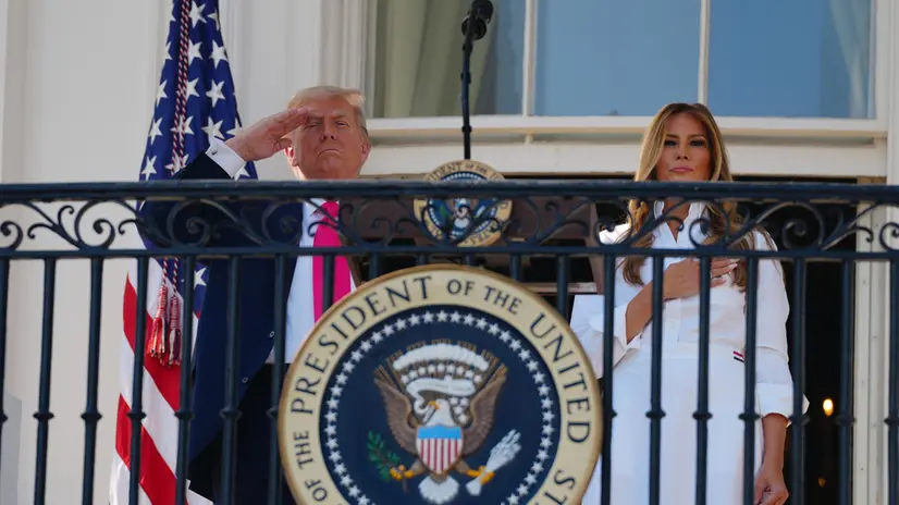epa12216568 US President Donald Trump (L) and First Lady Melania Trump salute as US Air Force F-22 military aircraft perform a flyover from the Blue Room balcony of the White House during a Fourth of July celebration in Washington, DC, USA 04 July 2025. The Independence Day festivities include President Trump signing his 'Big Beautiful Bill' into law, military flyovers, the White House Military Family Picnic and the annual fireworks display on the National Mall. EPA/BONNIE CASH / POOL POOL PHOTO