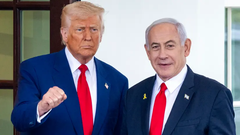 epa12016426 US President Donald J. Trump (L) greets Israeli Prime Minister Benjamin Netanyahu (R) as he arrives for a meeting at the West Wing of the White House in Washington, DC, USA, 07 April 2025. President Trump and Prime Minister Netanyahu’s East Room press conference has been cancelled. EPA/SHAWN THEW