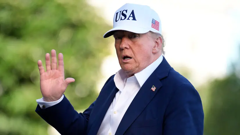 epa12221439 US President Donald Trump waves to reporters on the South Lawn of the White House upon his return from a weekend in Bedminster, New Jersey, in Washington, DC, USA, 06 July 2025. EPA/Yuri Gripas / POOL