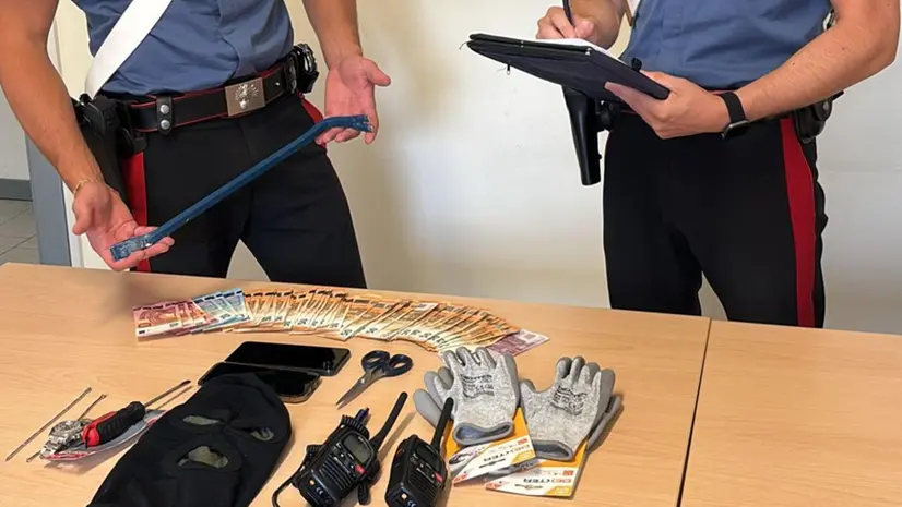 Arnesi da scasso, refurtiva e contanti sequestrati dai carabinieri - Foto © www.giornaledibrescia.it