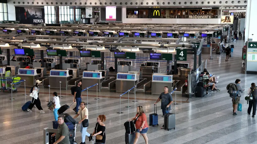 Banchi del cheek-in all’aeroporto di Milano Malpensa. Diversi voli sono in ritardo o sono stati cancellati a causa di uno sciopero di 24 ore nel settore del trasporto aereo. Milano 8 Settembre 2023. ANSA / MATTEO BAZZI