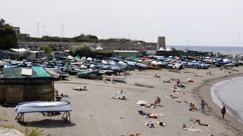 18/7/05 genova. Bagnati ricoverati per bruciori e febbre alta, ieri a genova, nello spazio di mare che va' da c.so italia a nervi. Il depuratore di punta vagno. - fto luca zennaro\ansa -