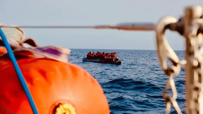 Il veliero ong Nadir ha soccorso un gommone di 10 metri con a bordo 47 persone (tra loro 5 donne e 3 minori) originari di Congo, Gambia, Nigeria, Sudan, Mali, Senegal e Guinea Conakry. Il gruppo, già trasbordato su una motovedetta della guardia costiera e sbarcato a Lampedusa, ha riferito d'essere partito, pagando 2.500 dollari, da Zawya in Libia. La ong Nadir nei giorni scorsi aveva soccorso, in area Sar Maltese, l'imbarcazione nella cui stiva sono stati trovati 10 giovani migranti morti per asfissia. ELENA ELEFANTE/ RESQSHIP (@resqship)(ANSA). NPK +++ HO NO SALES - DITORIAL USE ONLY +++ o +++ ANSA PROVIDES ACCESS TO THIS HANDOUT PHOTO TO BE USED SOLELY TO ILLUSTRATE NEWS REPORTING OR COMMENTARY ON THE FACTS OR EVENTS DEPICTED IN THIS IMAGE; NO ARCHIVING; NO LICENSING +++