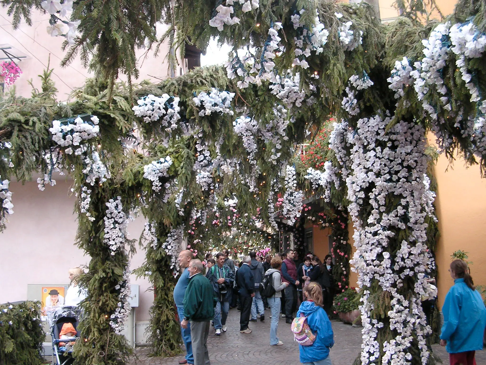 CARZANO DI MONTISOLA PAESE IN FIORE PER LA FESTA QUINQUENNALE. RED. PROVINCIA 18/09/2005 CARZANO MONTISOLA BRESCIA FOTO EDEN-carzano di montisola in fiore festa quinquennale
