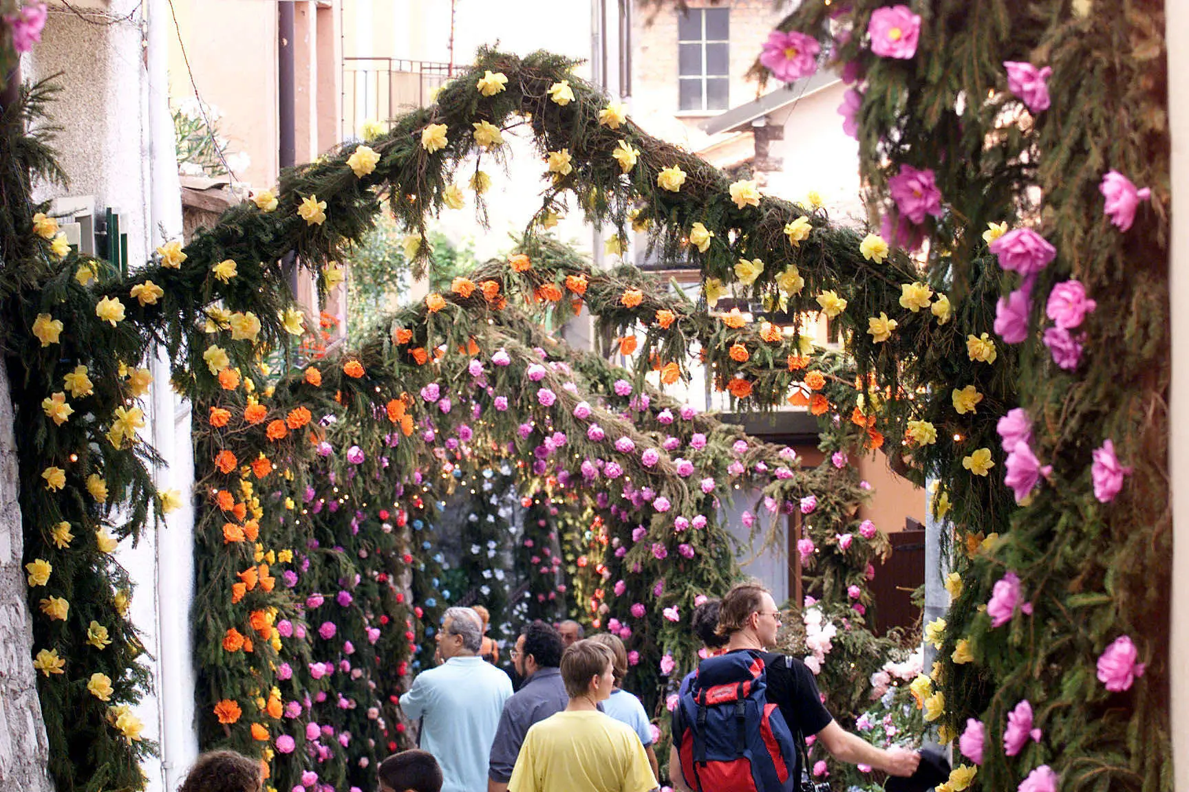 Trecentomila fiori. Una marea colorata che orna case e piazze