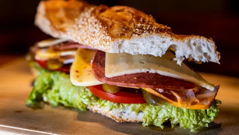 Un panino farcito, spesso scelto come pasto veloce