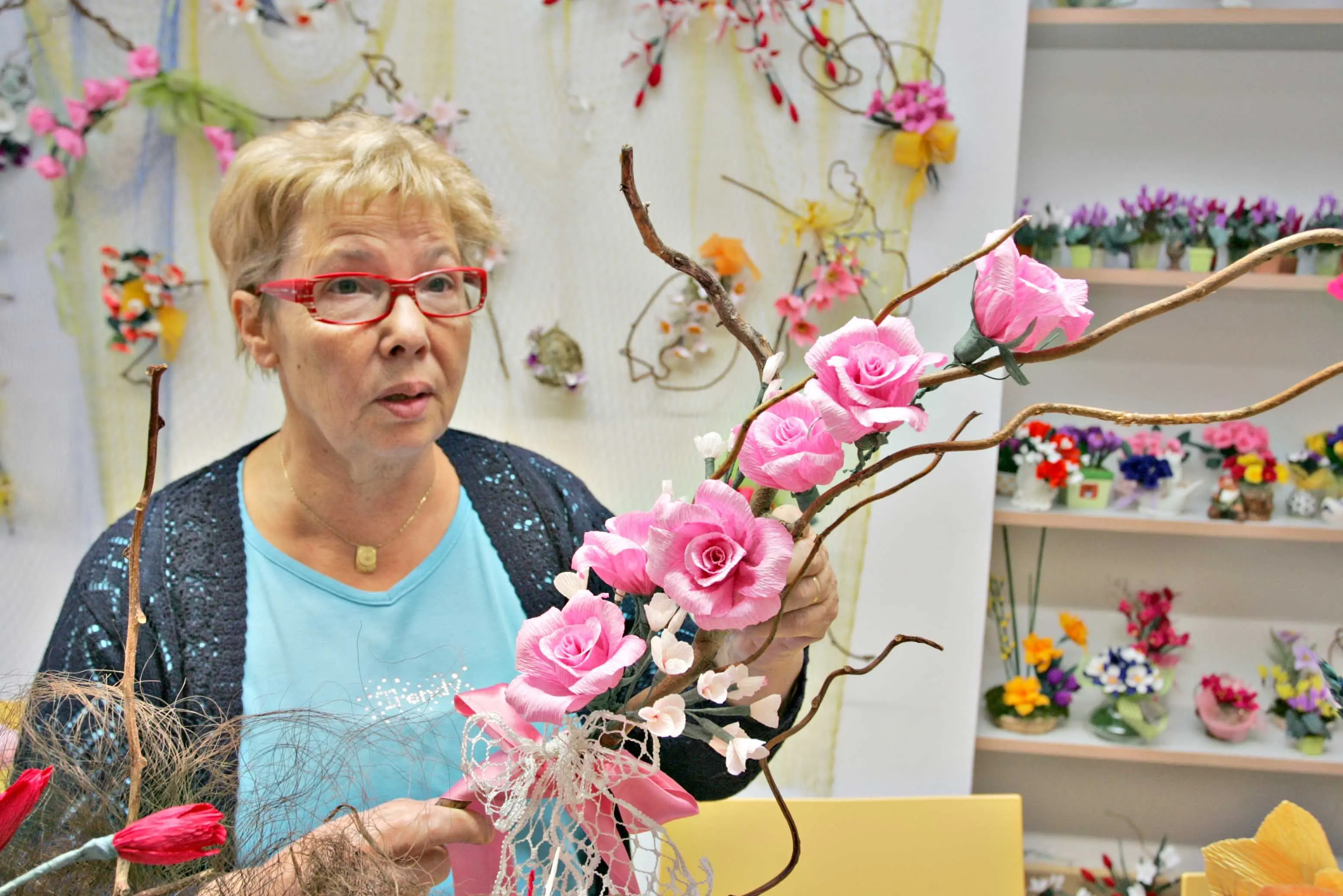 La signora Ivana con un mazzo delle «sue» rose