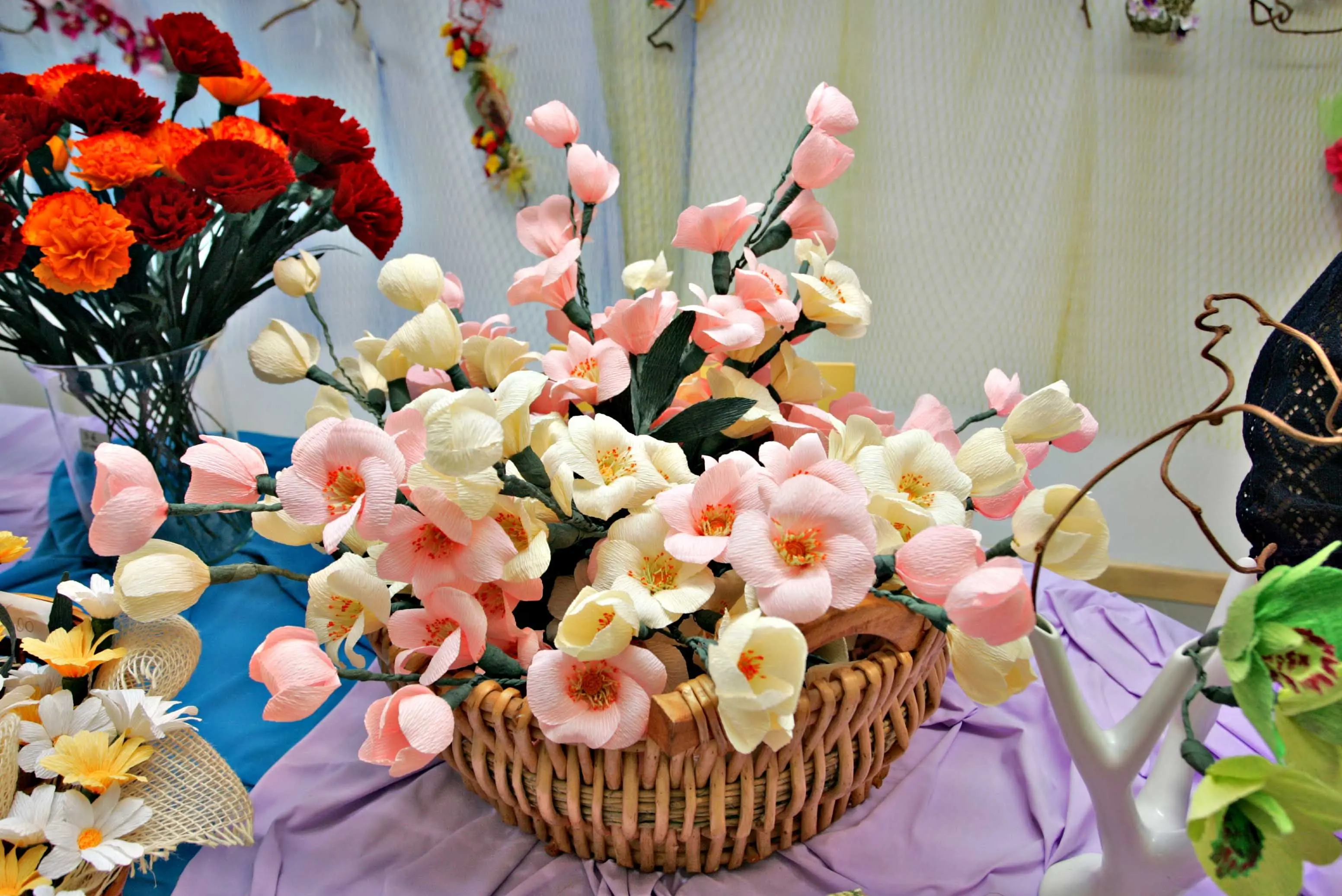 provincia redazione provincia,per carlos passerini,monte isola carzano preparativi festa dei fiori,nella foto alcune composizioni floreali 09-2010 oliviero massadi eden-