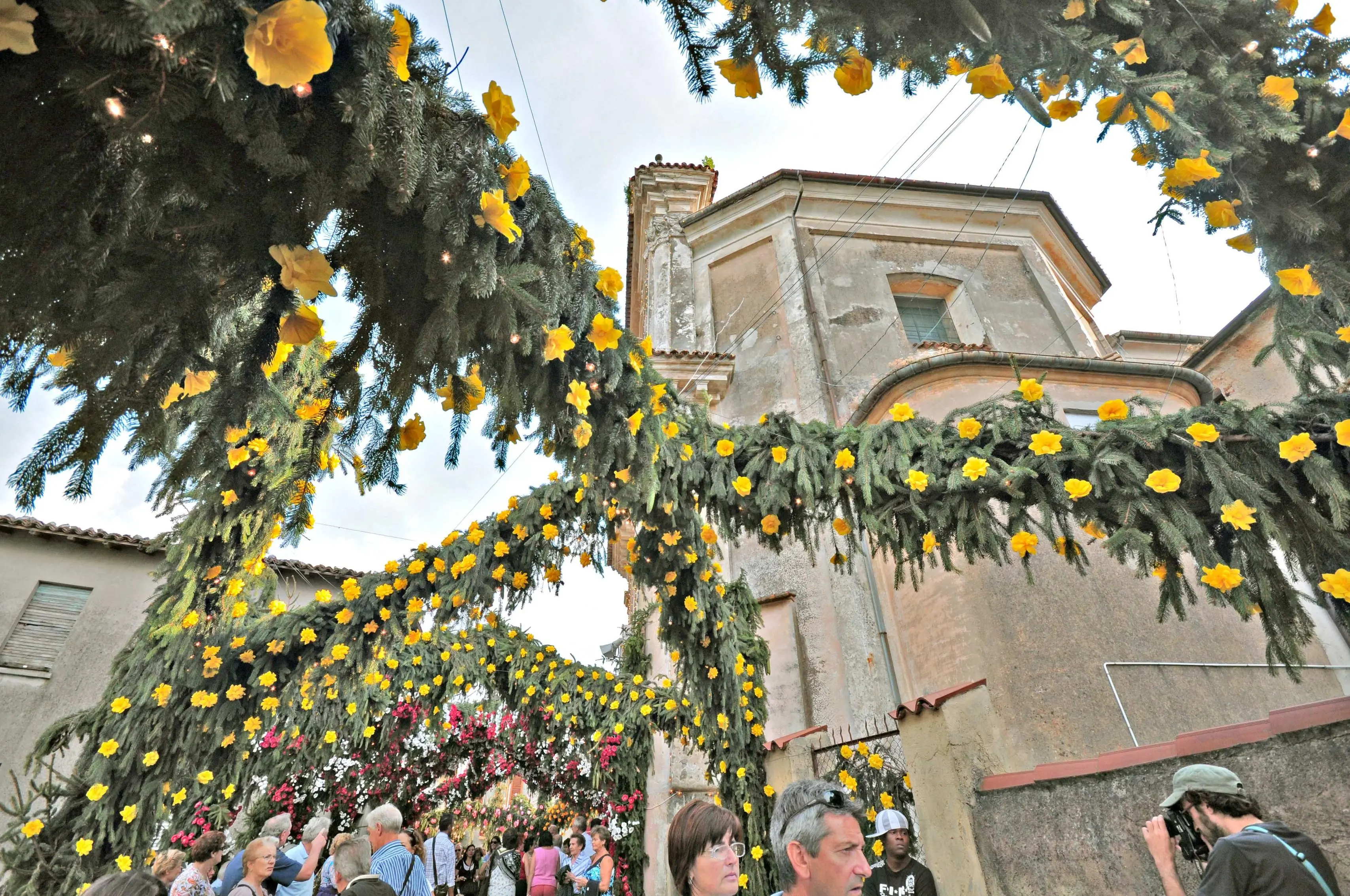 provincia redazione provincia.per carlos passerini,monte isola festa santa croce con fiori finti.17-09-2010 pierre putelli eden-per carlos passerini