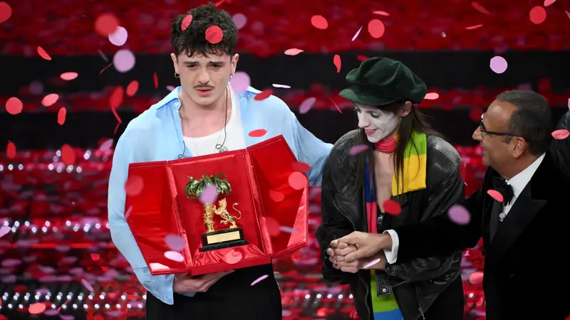 La premiazione di Olly, ultimo vincitore del Festival di Sanremo - Ansa © www.giornaledibrescia.it