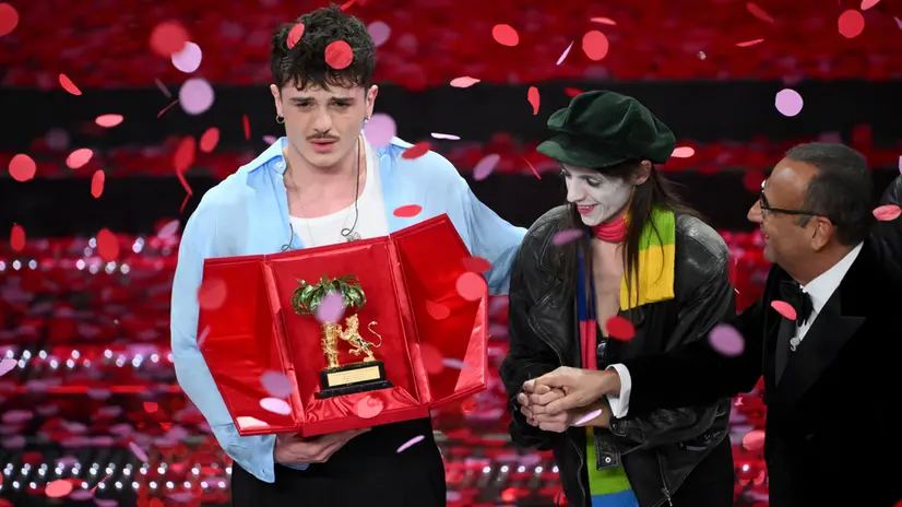 La premiazione di Olly, ultimo vincitore del Festival di Sanremo - Ansa © www.giornaledibrescia.it