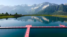 La passerella rosa sul lago di Valbiolo - Foto Facebook/Pontedilegno-Tonale