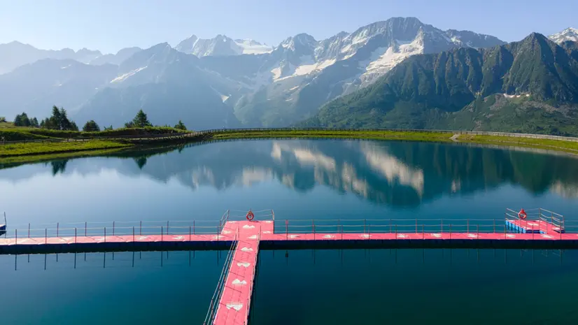 La passerella rosa sul lago di Valbiolo - Foto Facebook/Pontedilegno-Tonale