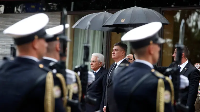 epa12221988 Croatian President Zoran Milanovic (C-R) and Italian President Sergio Mattarella (C-L) listen to their countries' national anthems during the latter's visit to Zagreb, Croatia, 07 July 2025. EPA/ANTONIO BAT