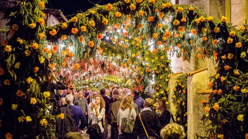 La Festa dei fiori nel 2015 - Foto Facebook Associazione Pro Festa di Santa Croce