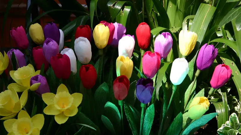 Tulipani e narcisi di carta - Foto Facebook Associazione Pro Festa di Santa Croce