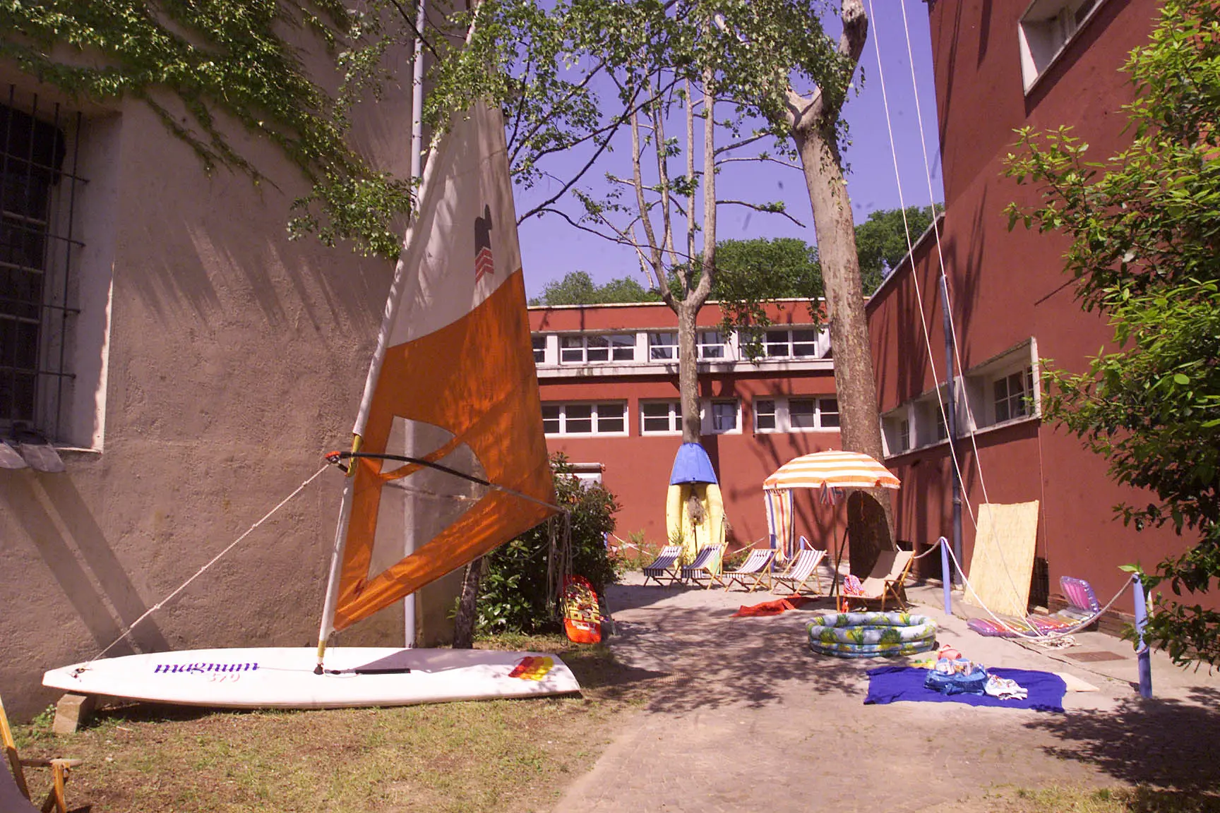INSTALLANDO 2004 I LIDI DI ANTONIO DE MARTINO ATELIER DEGLI ARTISTI NEL CENTRO STORICO DI BRESCIA. GDB RED. CULTURA ATT. LORENZI 25/05/2004 BRESCIA FOTO EDEN-installando 2004 ilidi di antonio de martino nel centro storico di brescia