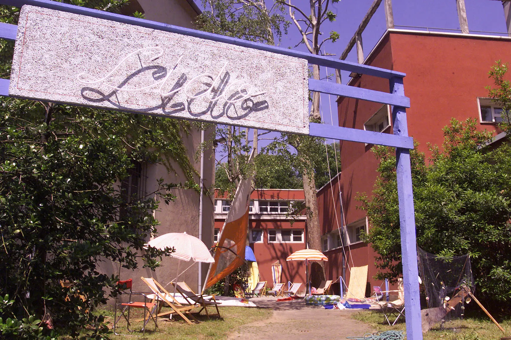 Durerà fino al 30 luglio «Installando», coordinato dall'Atelier degli   artisti di via Battaglie 36/b: (l'atelier è aperto dalle 15.30 alle 19.30,   chiuso lunedì, tel. 0303753027). Nella VI edizione, la manifestazione questa   volta è diventata «Dislocando», trasformando alcune zone del Carmine -   palazzi, cortili, giardini pubblici - in una vera e propria località   balneare, simulando nell'ambiente urbano pensioni e residence (Pensione O'   Scioglimiento» in contrada del Carmine, residence Neptune in via Capriolo) e   lidi della Riviera salentina di alcuni decenni fa, con tanto di sabbia e   giochi balneari (a ridosso di San Filippo e Giacomo, in via Battaglie). Le   installazioni - da vedere anche di sera, nei giochi di luce e ombre che   simulano i pensionandi balneari - sono curate da Antonio de Martino con   Marco Tancredi, Leandro Nadalini, Enrico Squassina, Andrea Blesio, Cristian   Barbieri, Stefano Lupatini, Lucia Filippelli.