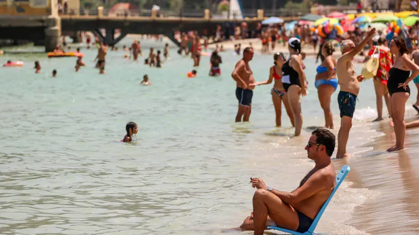 Ondata di caldo la spiafggia di Mondello presa d'assalto alla ricerca di un po' refrigerio Palermo 18 Luglio 2023. ANSA / IGOR PETYX