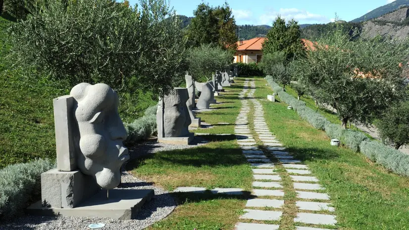 Alcune delle statue a Paratico - © www.giornaledibrescia.it