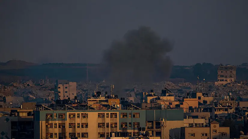 epa12211633 Smoke rises following an Israeli air strike during a military operation in an Al Shejaeiya neighborhood in the east of Gaza City, 02 July 2025. More than 55,700 Palestinians have been killed in the Gaza Strip, according to the Palestinian Ministry of Health, since Israel launched a military campaign in the strip in response to a cross-border attack led by the Palestinian militant group Hamas on 07 October 2023, in which about 1,200 Israelis were killed and more than 250 taken hostage. EPA/MOHAMMED SABER