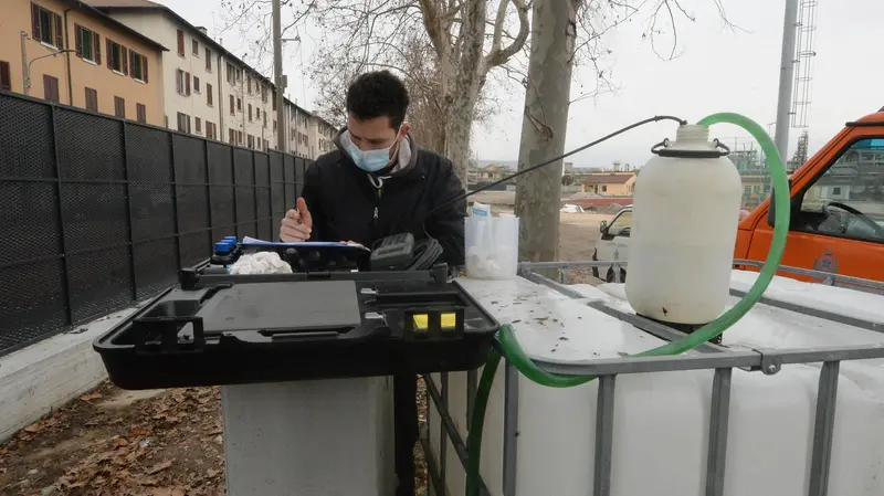 Il «laboratorio portatile» dell'Arpa - Foto Marco Ortogni/Neg © www.giornaledibrescia.it