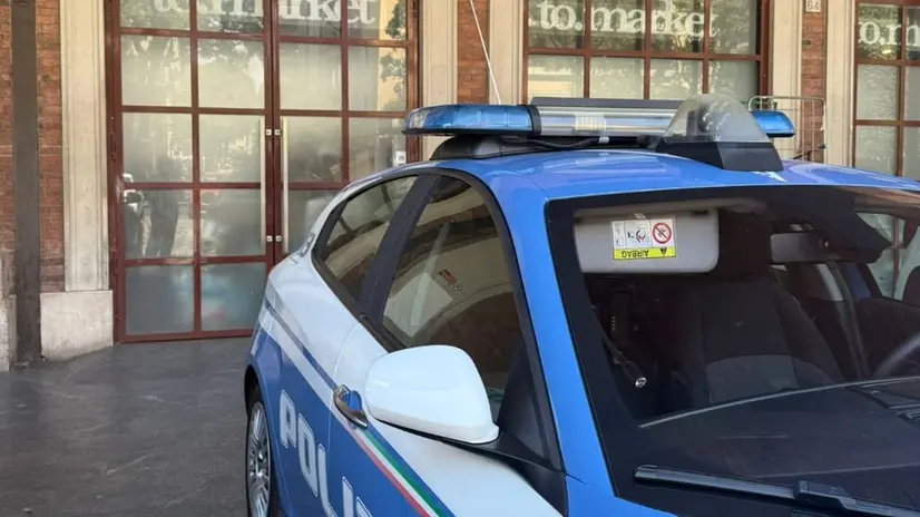 Una volante della Polizia davanti alla stazione di Brescia - © www.giornaledibrescia.it