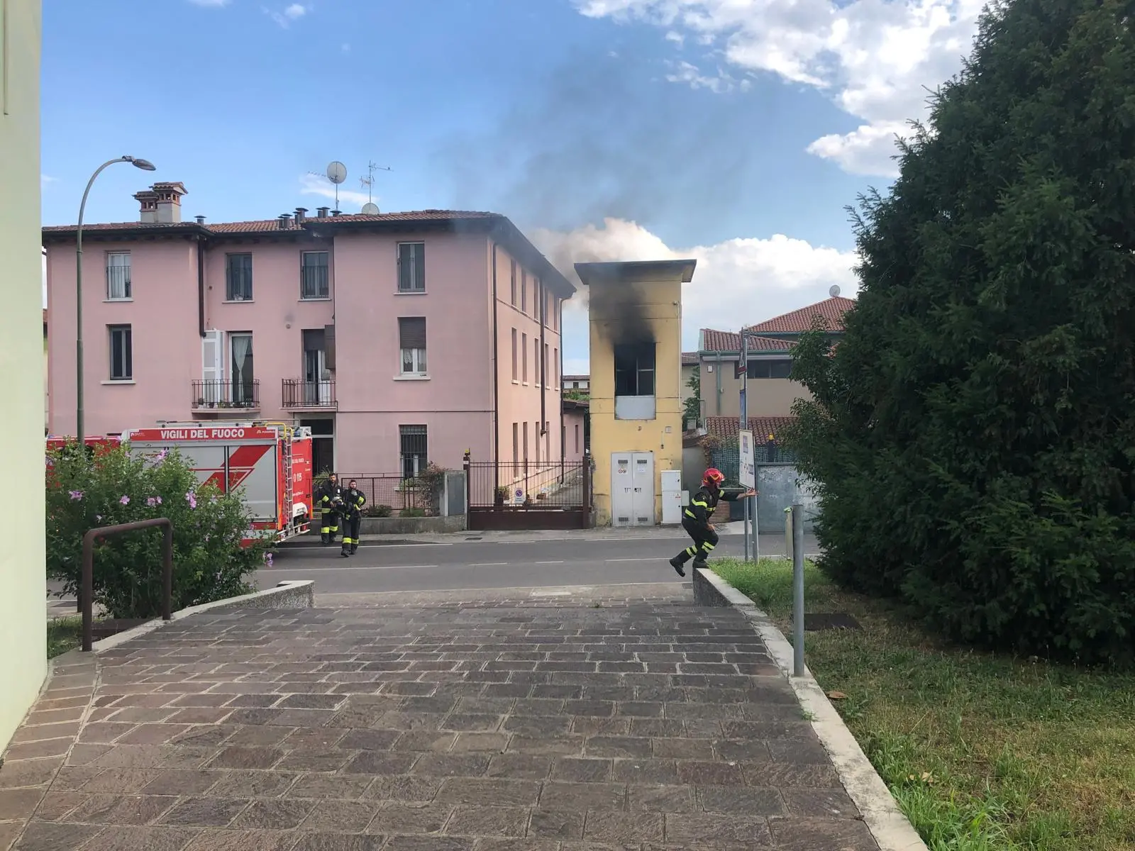San Zeno, a fuoco una cabina dell'Enel