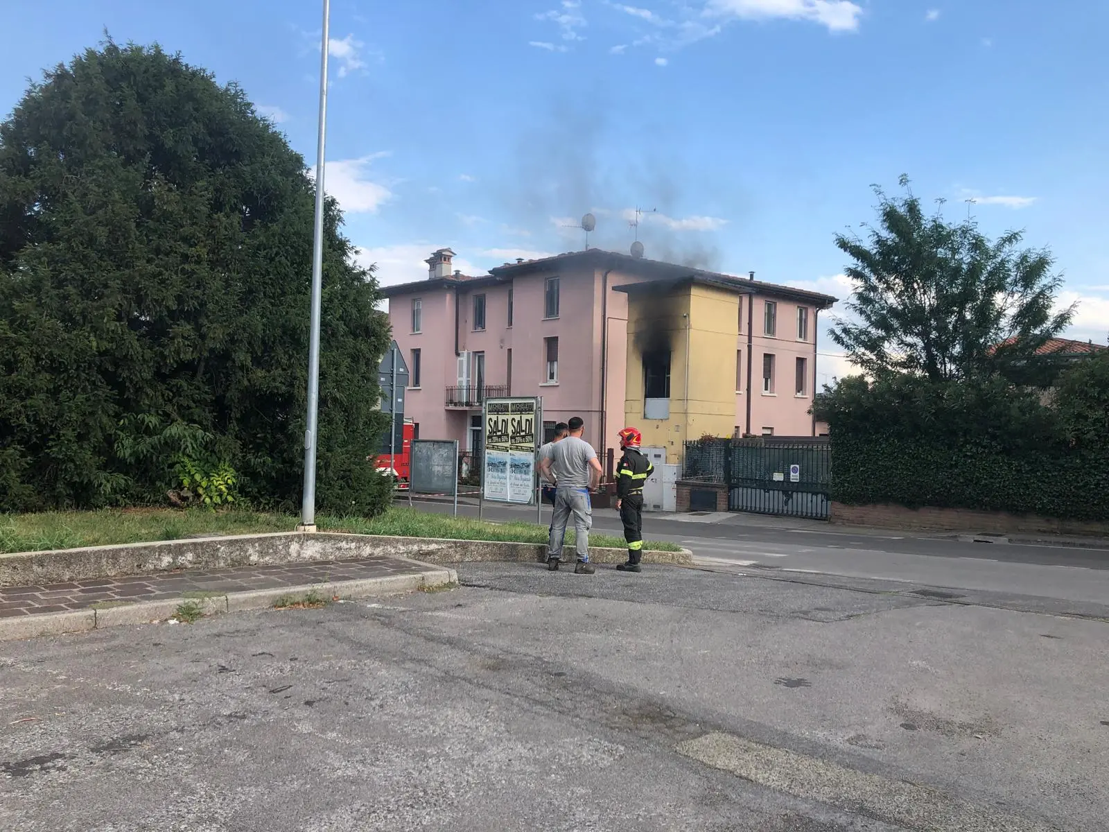 San Zeno, a fuoco una cabina dell'Enel