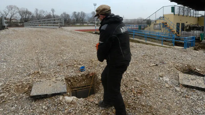 Il prelievo del campione da un pozzo dell'ex Cromoplast - Foto Marco Ortogni/Neg © www.giornaledibrescia.it