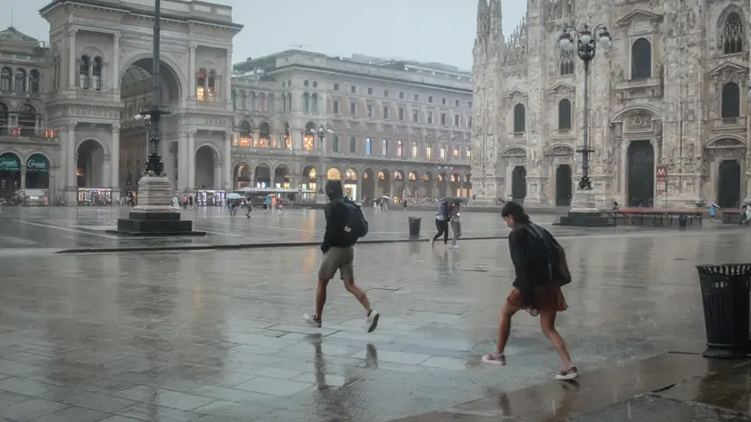 Acquazzone in piazza Duomo, Milano 6 Luglio 2025 ANSA/MATTEO CORNER